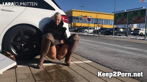 The crazy blonde Lara Cumkitten pisses in public at the parking lot of the store (FullHD / MP4) MDH