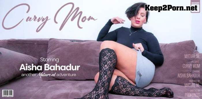 Aisha Bahadur (31) - Curvy Mom Aisha is playing with her wet shaved pussy / 13431 (FullHD / Mature) Mature.nl