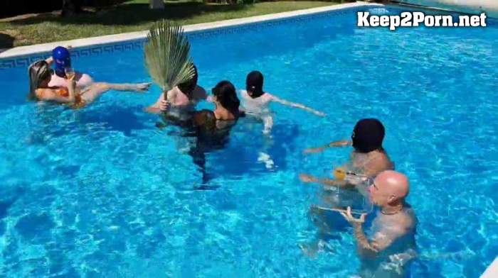 Absolute Matriarchy / Femdom (mp4 / HD) RelaxingByThePool