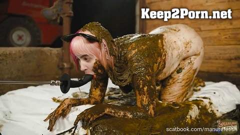 ManureFetish - Catwoman Lyndra first time in the manure chan (FullHD / Scat) ScatBook