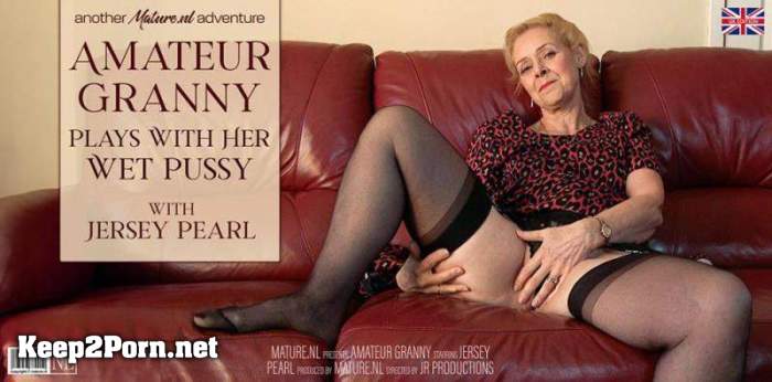 Jersey Pearl (EU) (66) - Amateur granny Jersey Pearl plays with her wet pussy on the couch (15223) [1080p / Mature] [Mature.nl]