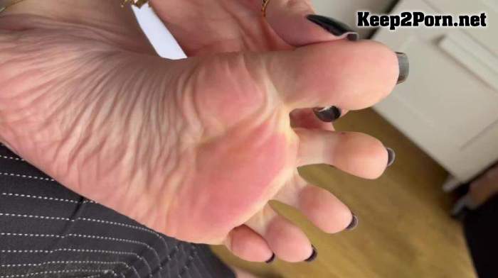 Goddess Grazi - Come smell and suck my feet and my stinky slippers [1080p / Femdom]